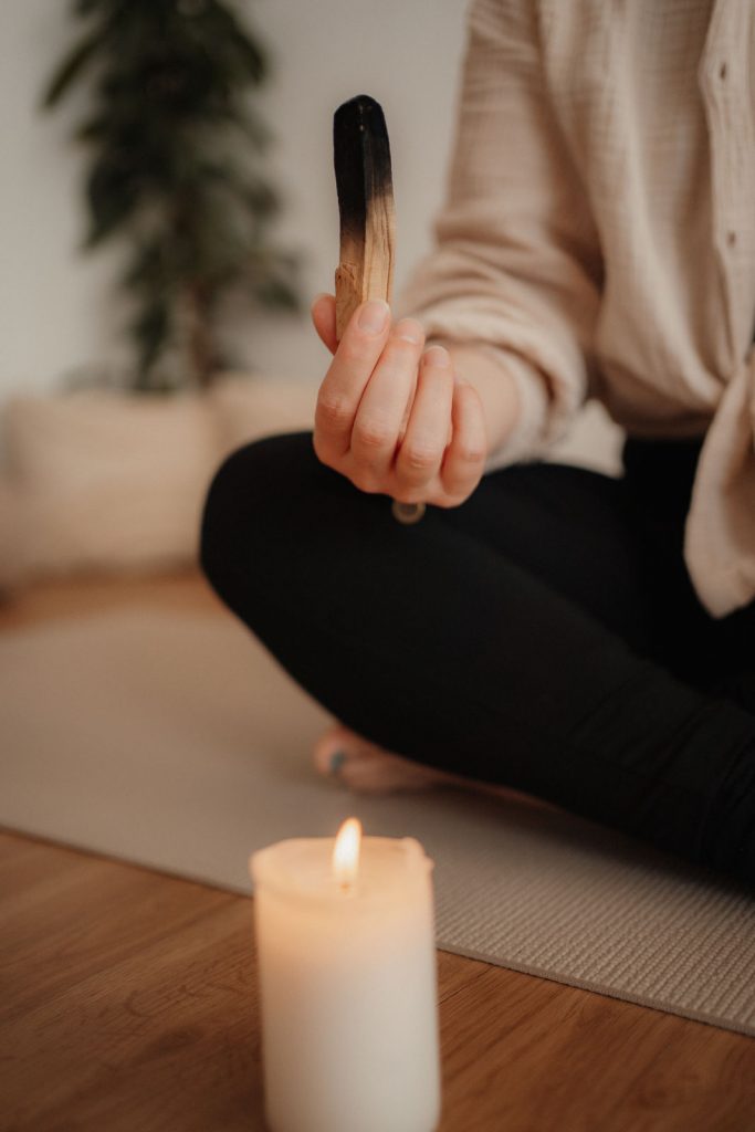 Kerze und Palo Santo